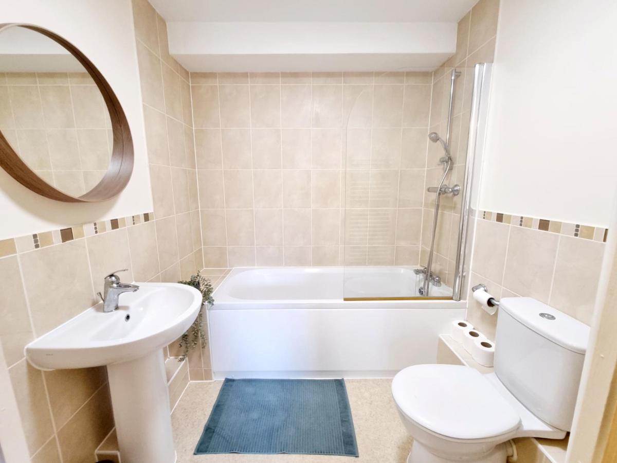 Cityscape Haven: 1 Bedroom Apartment With Terrace And City View 伯恩茅斯 外观 照片