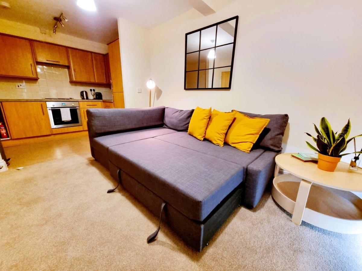 Cityscape Haven: 1 Bedroom Apartment With Terrace And City View 伯恩茅斯 外观 照片