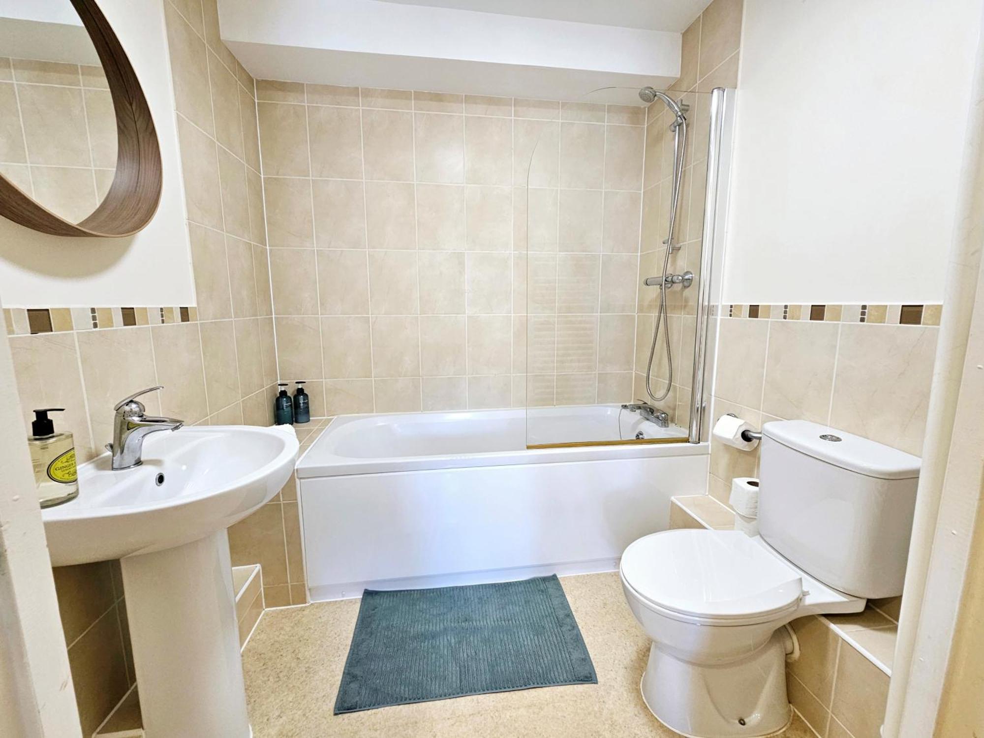 Cityscape Haven: 1 Bedroom Apartment With Terrace And City View 伯恩茅斯 外观 照片