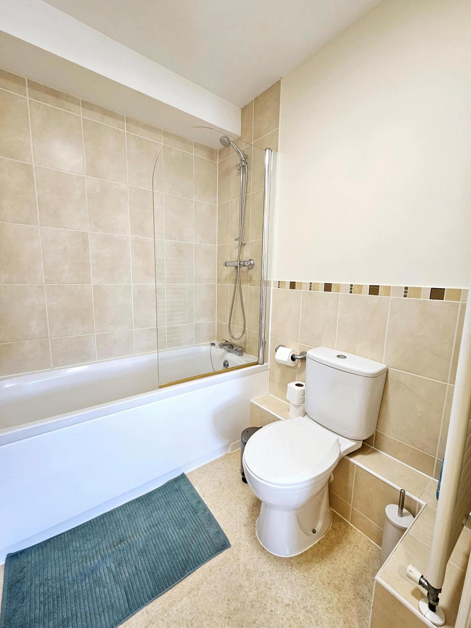 Cityscape Haven: 1 Bedroom Apartment With Terrace And City View 伯恩茅斯 外观 照片